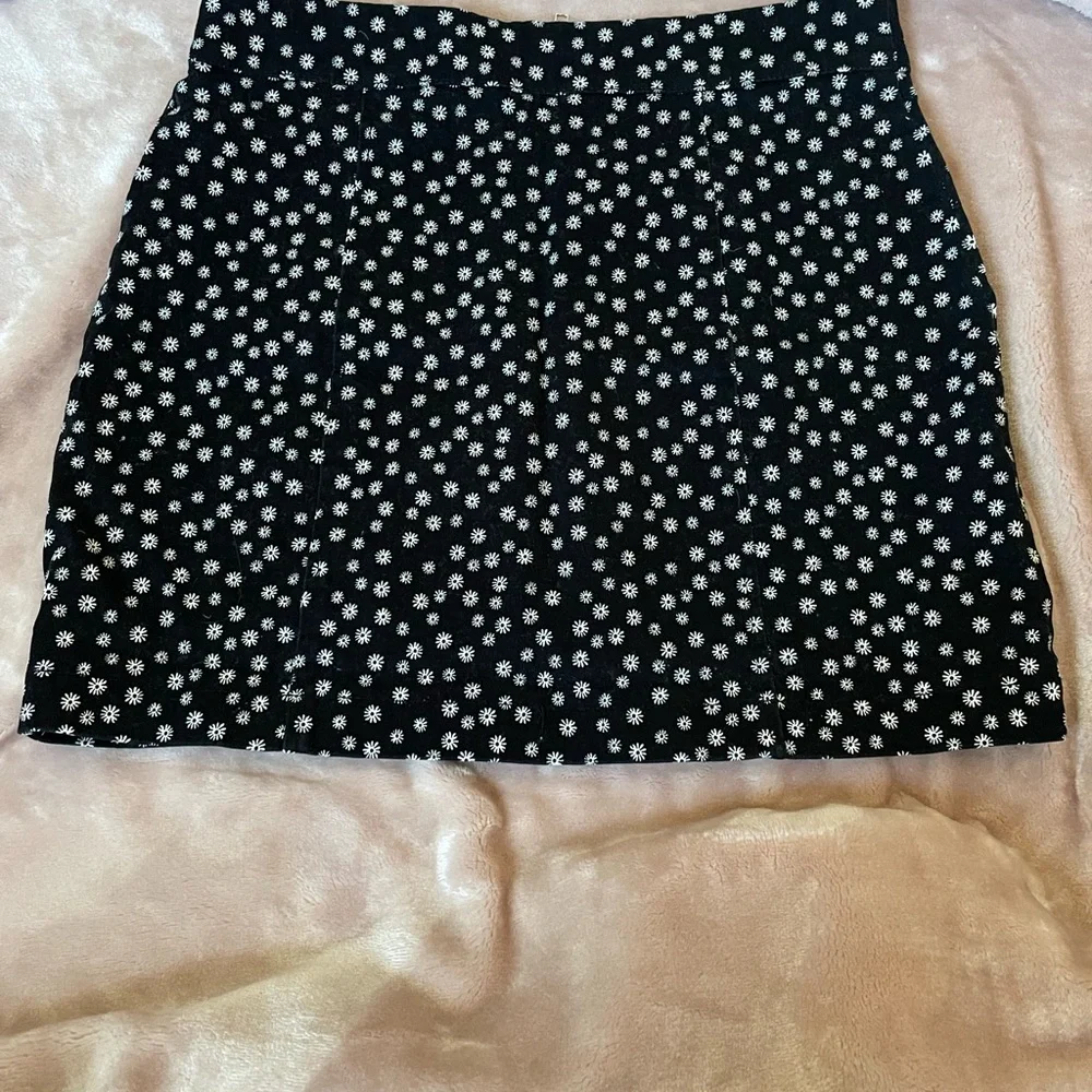 Forever 21 Daisy Zip Up Mini Pencil Skirt - Picture 2 of 5